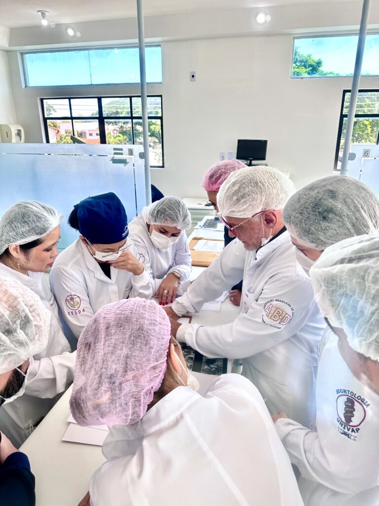 Profissionais da ABD reunidos em torno da bancada para planejamento clínico.